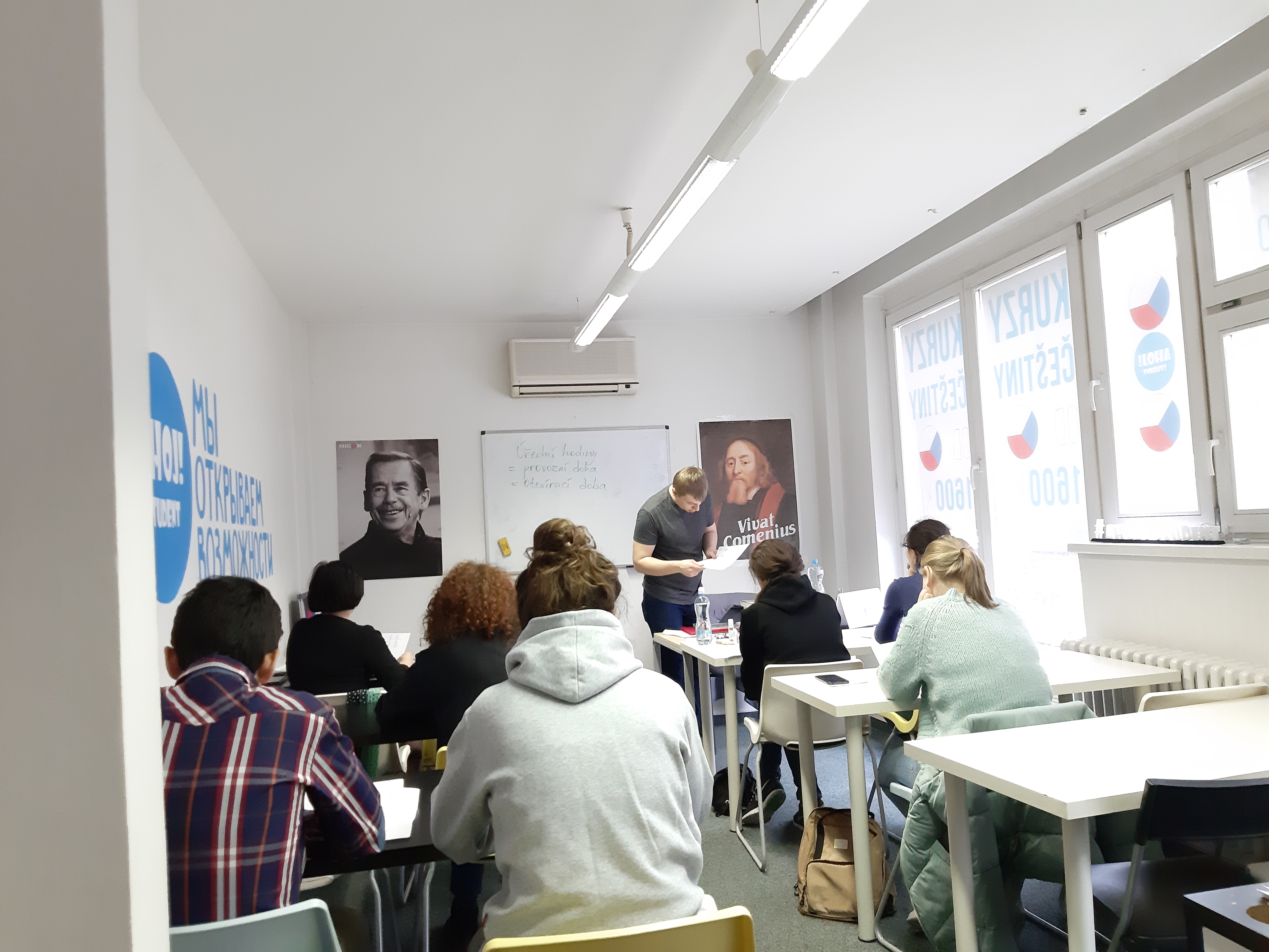 Ученики Ahoj!Student на занятии в пражской аудитории